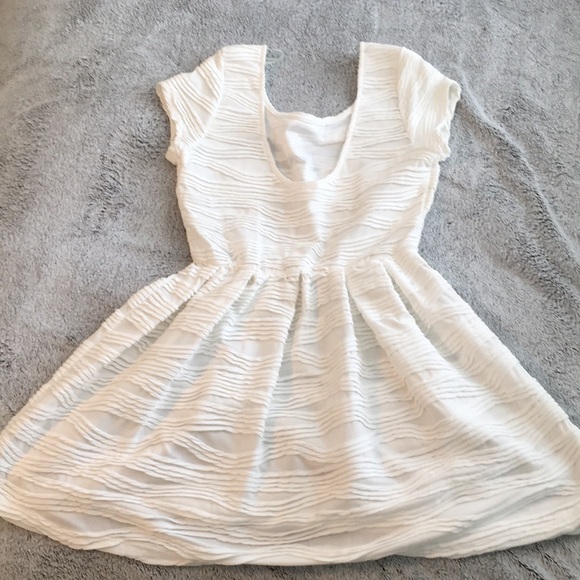 White scoopback dress - Picture 3 of 3